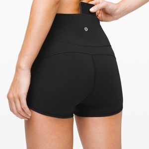 LULULEMON IN MOVEMENT EVERLUX SHORT 2.5 INCH SZ 4